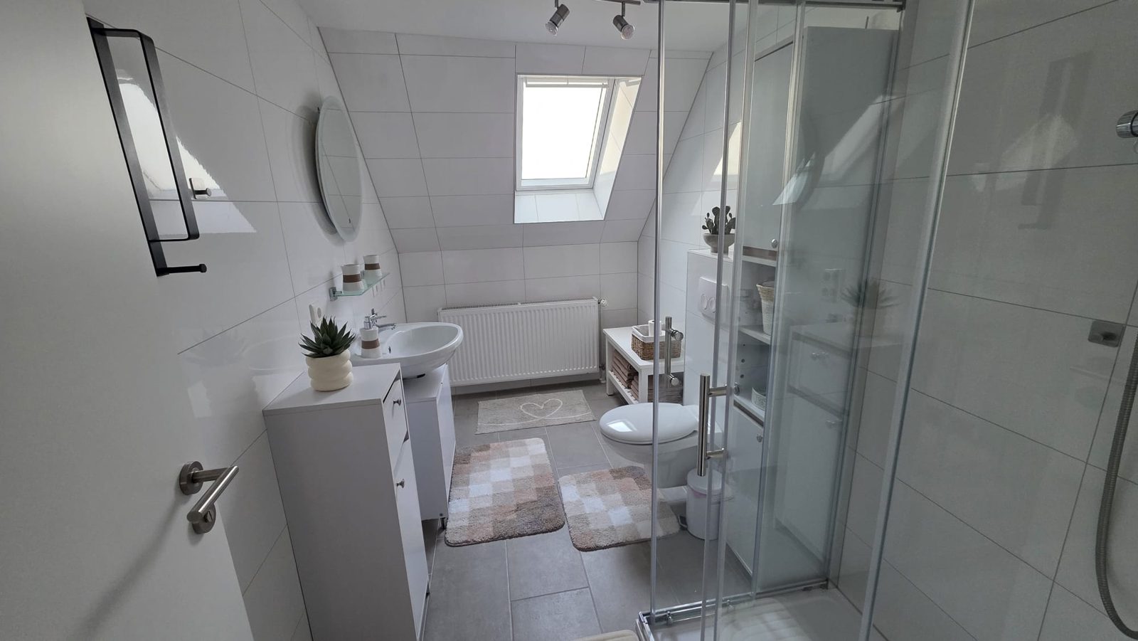 Badezimmer mit Walk-in-Dusche